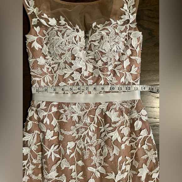 Elegant Floral Lace Evening Gown - Picture 4 of 7